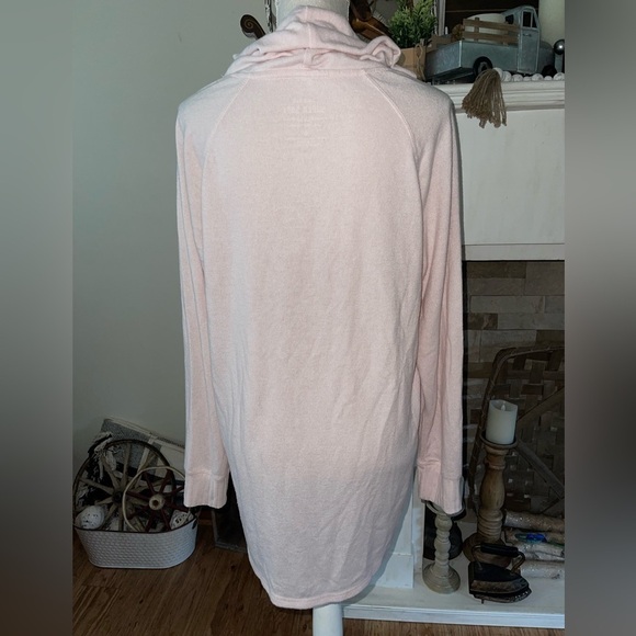 Torrid super soft light pink plush pocket cowl neck shirt Never worn Size 0 - Picture 2 of 5